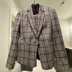 Express Womens suit size 0 comes with pants